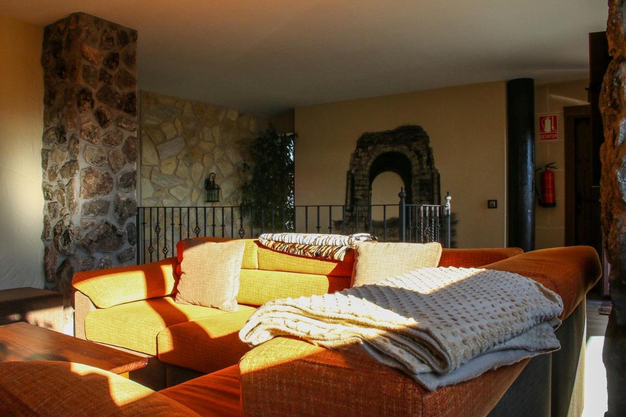 Via Caparra Superior Pensionat Oliva de Plasencia Exteriör bild